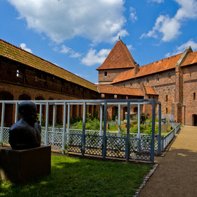 Розовый сад, замок Мариенбург, Мальворк, Польша